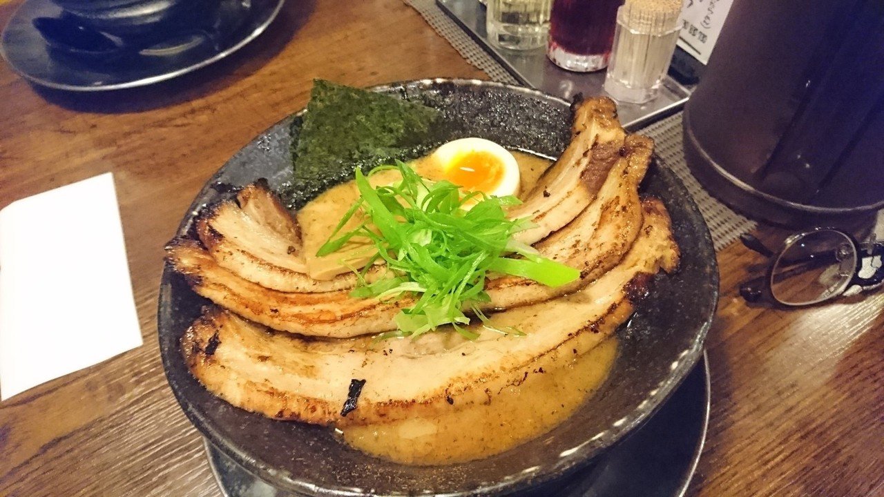 最近とてつもなくラーメンを食べたい欲に支配されています しかしこの状況だから食べたくても食べられない 我慢 いっそのこと作るか と悩んですらいます 写真のラーメンは新潟で食べたチャーシューどでかラーメン 空腹 Note