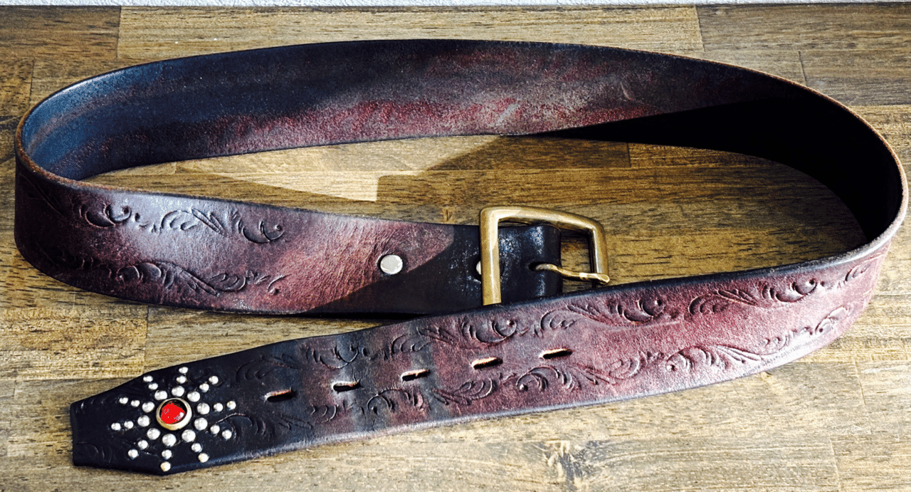 15年愛用しているHTCのスタッズベルト｜重厚な革とエイジングの魅力