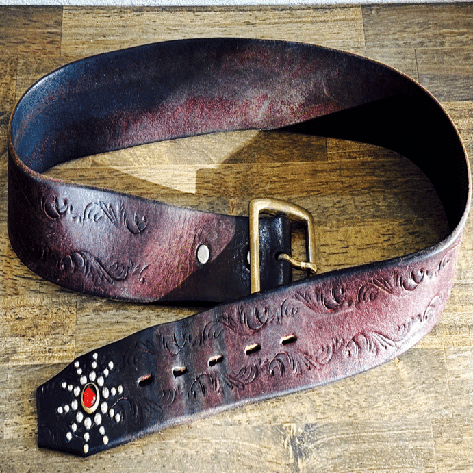 15年愛用しているHTCのスタッズベルト｜重厚な革とエイジングの魅力