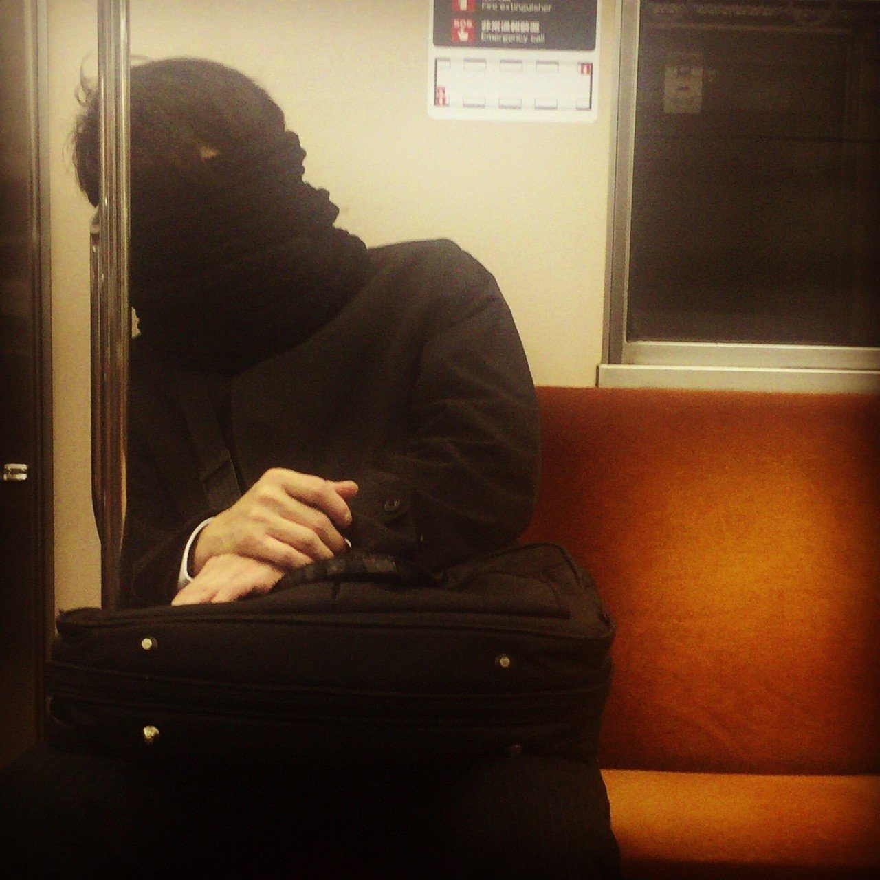 新たなマフラーの巻き方 そうかその手があったか 寝顔を見られたくない よだれ垂らしちゃうかも 口半開きしちゃうかも そんなあなたにオススメ ミイラ男 Hashico Note