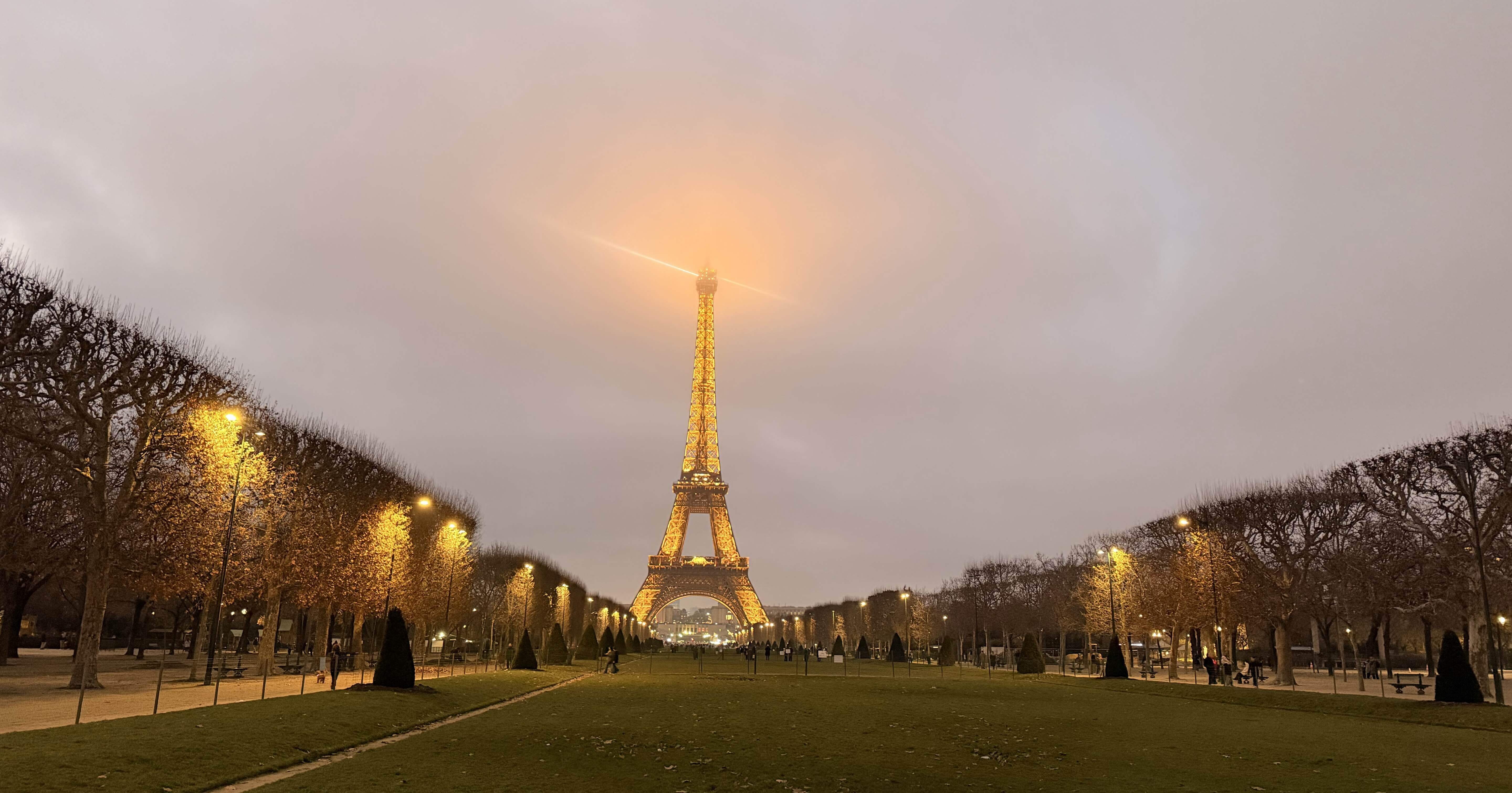 やけに威厳のあるエッフェル塔の写真が撮れていました｜アラン藤島