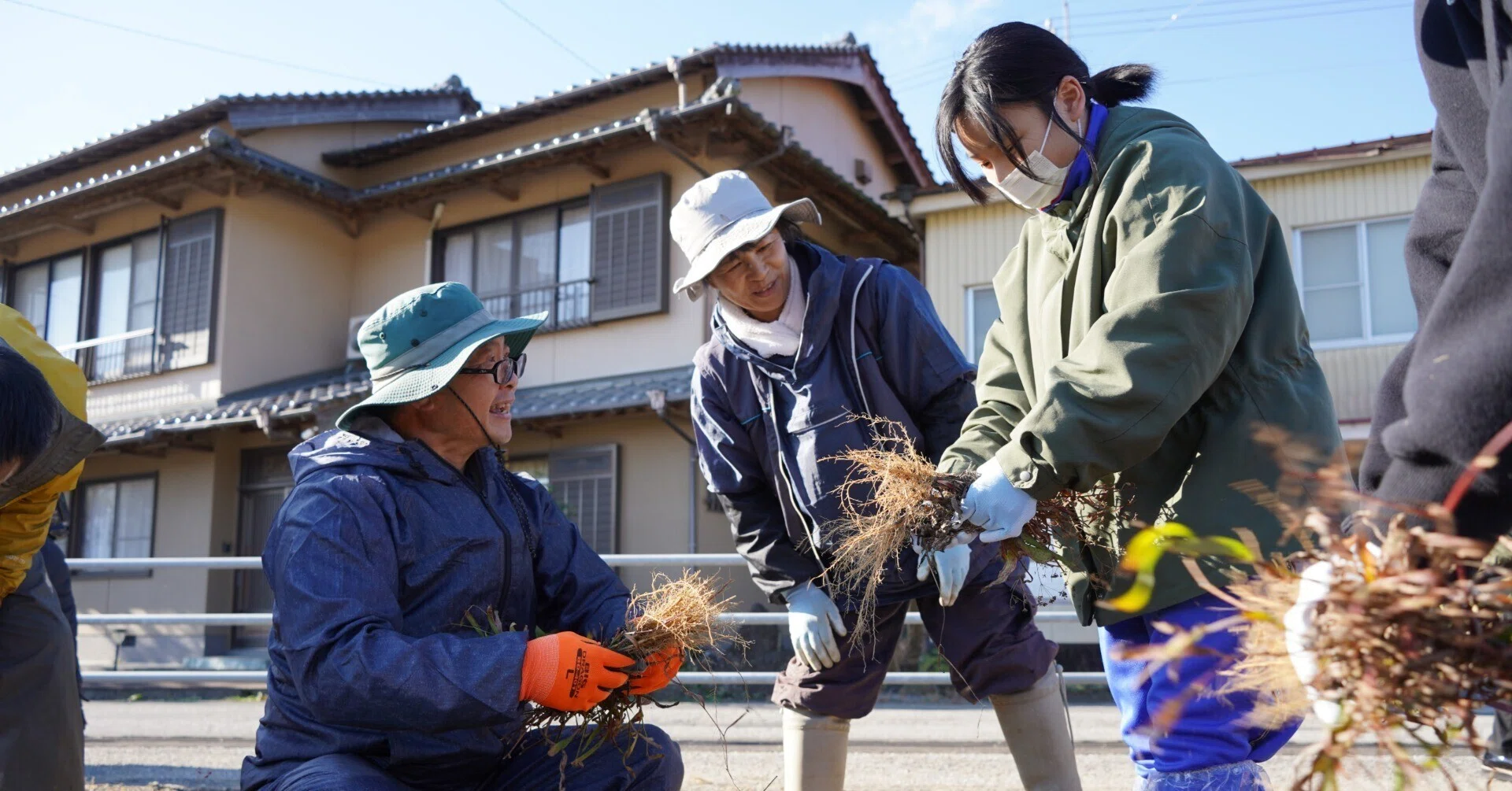 地域の魅力を再発見」高知県の中学生が薬用作物の収穫に挑戦！｜株式