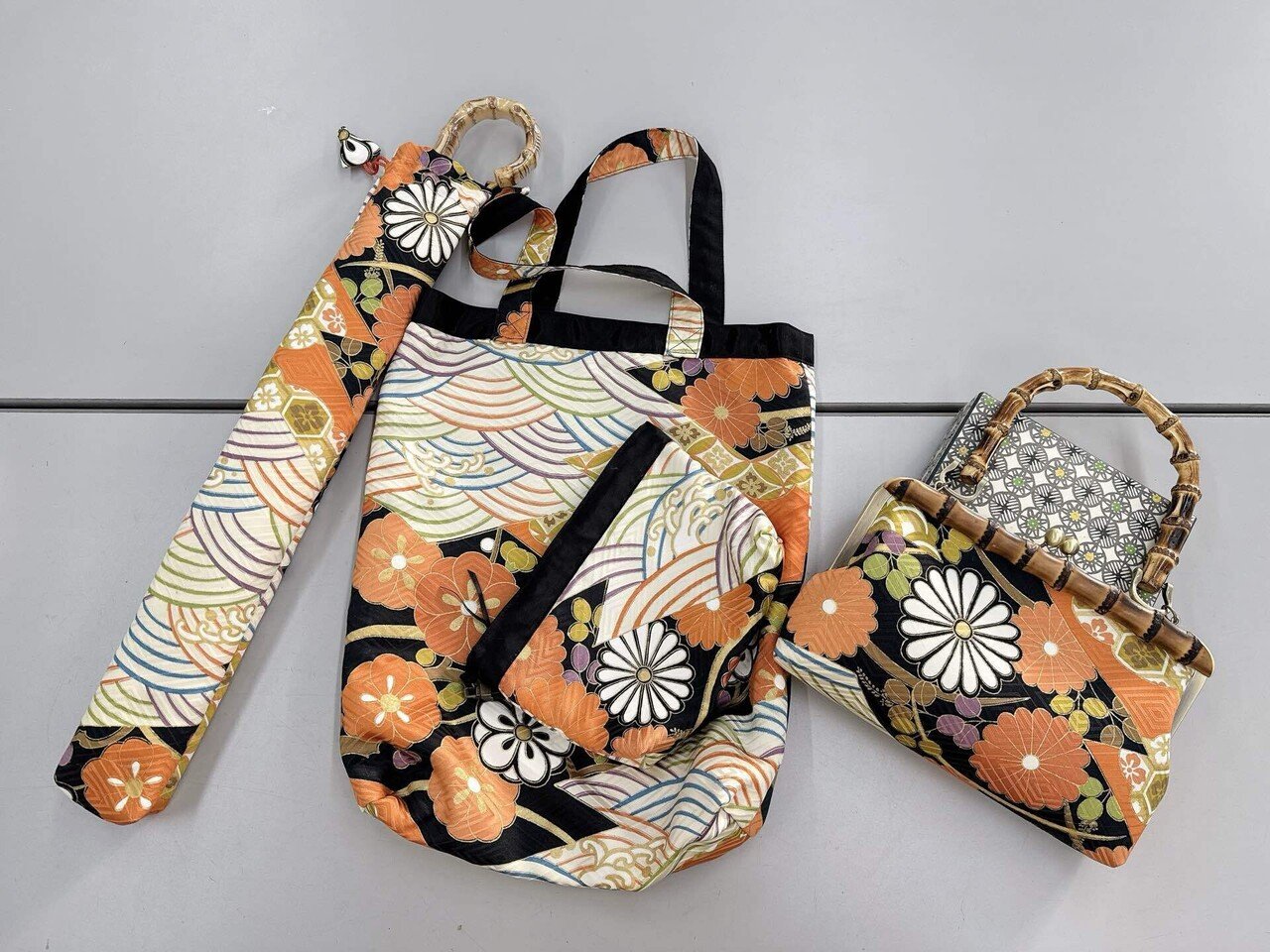 着物リメイク＊手作りおしゃれ日傘とお揃い巾着トート＊木綿 絞り花柄 着物リメイク＊手作りおしゃれ日傘とお揃い巾着トート＊木綿 絞り花柄
