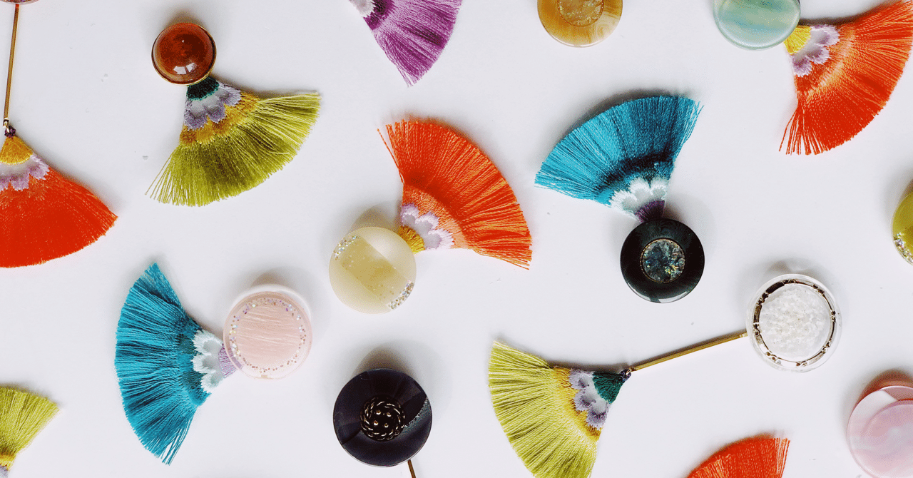 お家でも気分が上がる！カラフルなフリンジを耳元に｜【刺繍作家