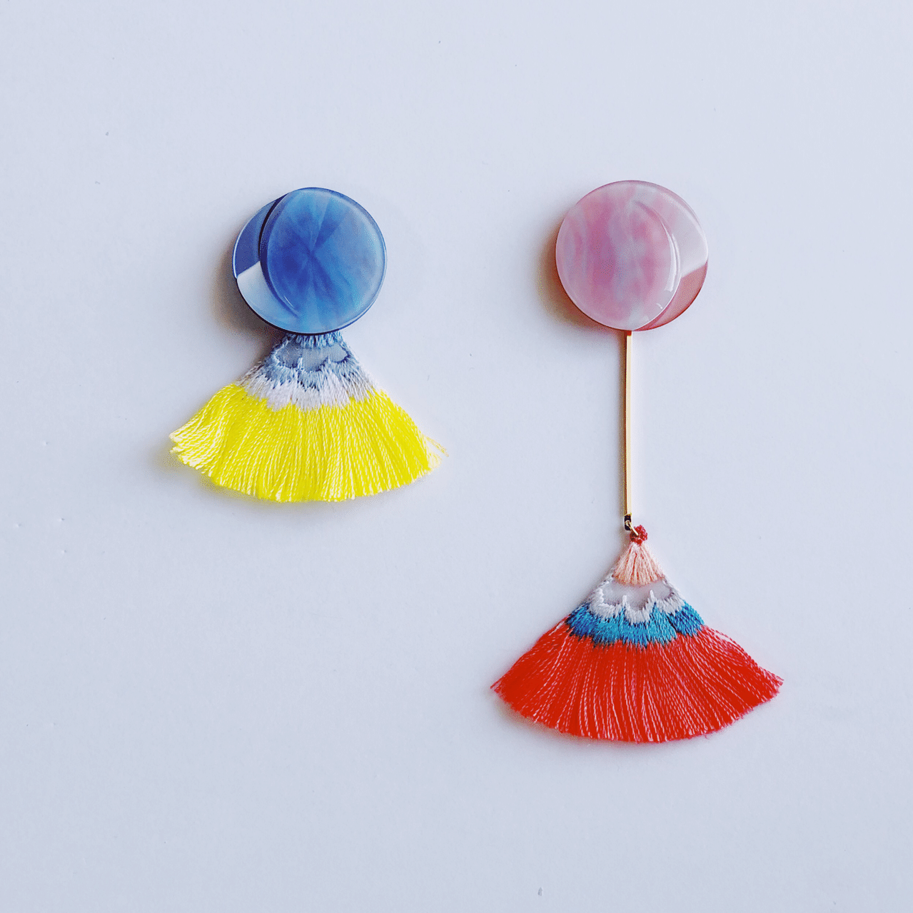 お家でも気分が上がる！カラフルなフリンジを耳元に｜【刺繍作家