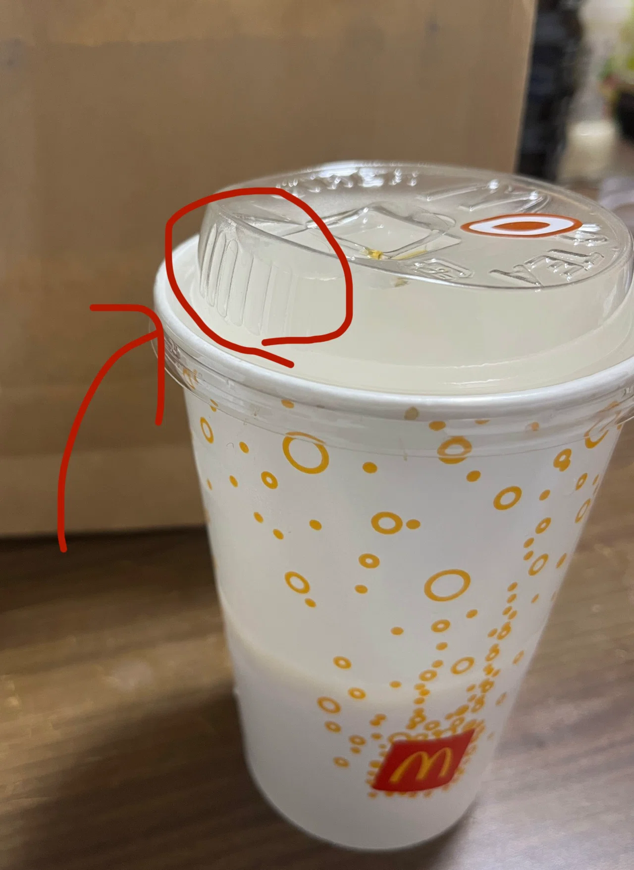 マクドナルドの飲料カップ型の小型マグネット マクドナルドのドリンクカップが変わった！こんなところにこだわりが