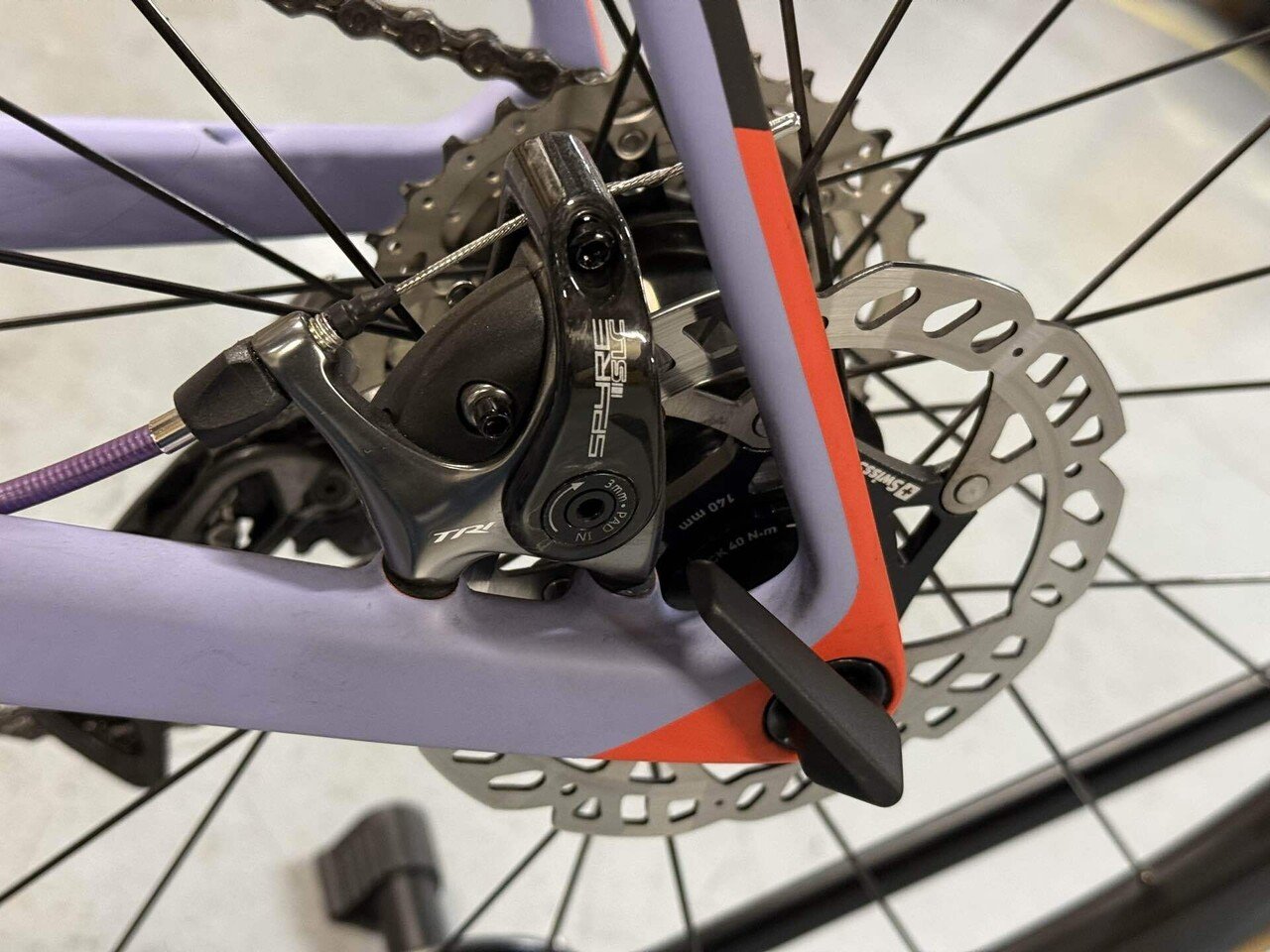 リムブレーキ車からの乗り換えにちょうどいい？「TRP SPYRE SLC」の話