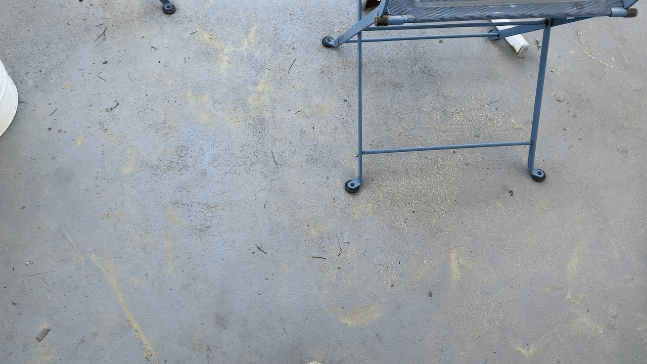 カバノキ花粉がすごいスイス 朝起きるとバルコニーがこんな感じに 露地駐車の車は軒並み黄色い粉をかぶってます 窓ガラスに指で Clean Me Please って書いてあった笑 チャリ通の路上なので Umbell Note