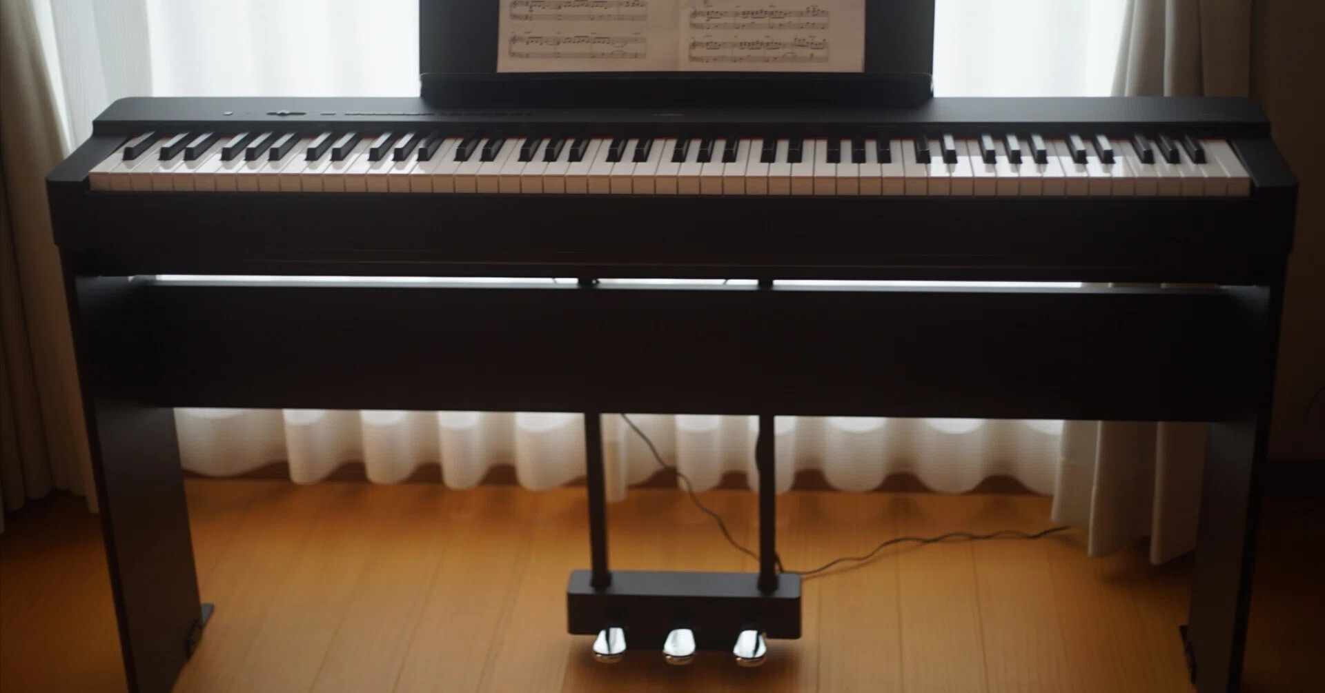 YAMAHA 電子ピアノP225にスタンドとペダルを取り付けた｜アトリエデルタ