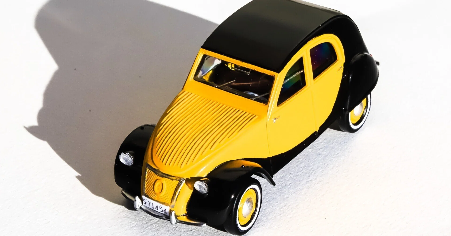 プラモ】エレール 1/43 シトロエン 2CVをツートーンに塗る｜もんぶらん