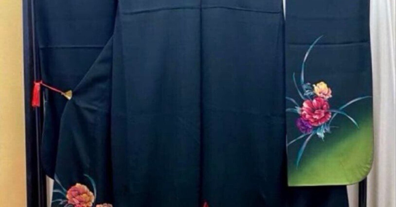 黒蝶と花柄のモダンでお洒落な振袖 年末値下げ！黒蝶と花柄のモダン振袖でお洒落な大人の魅力を引き出す