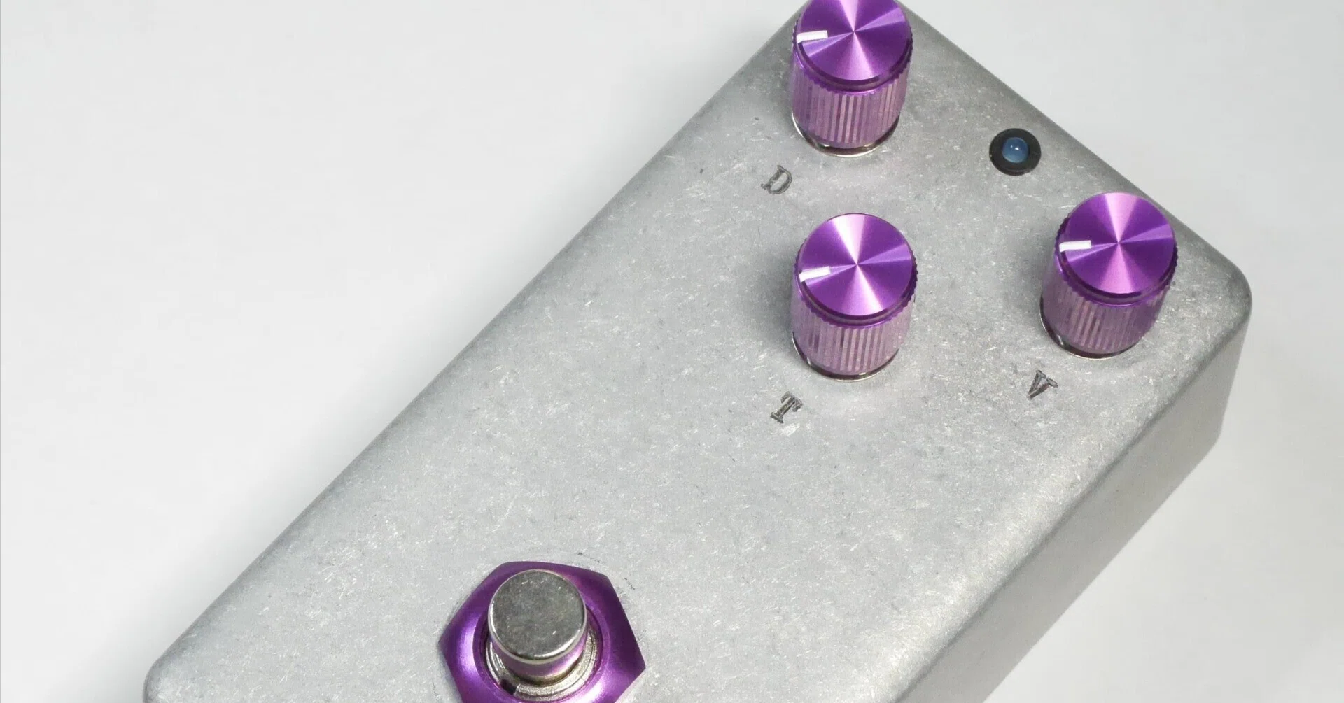 The Wall Fuzz 47」荒く、分厚く、ロングサステイン。“壁”を作る
