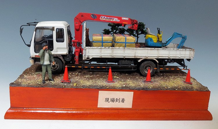 1/32スケールのトラックのプラモデルに自作したクレーンを取り付け現場に到着した造園業者をイメージして作ったジオラマです。