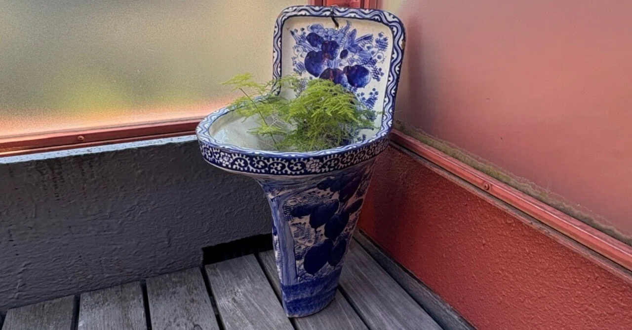 An antique toilet found at an antique shop in Chiba｜松浦パグ