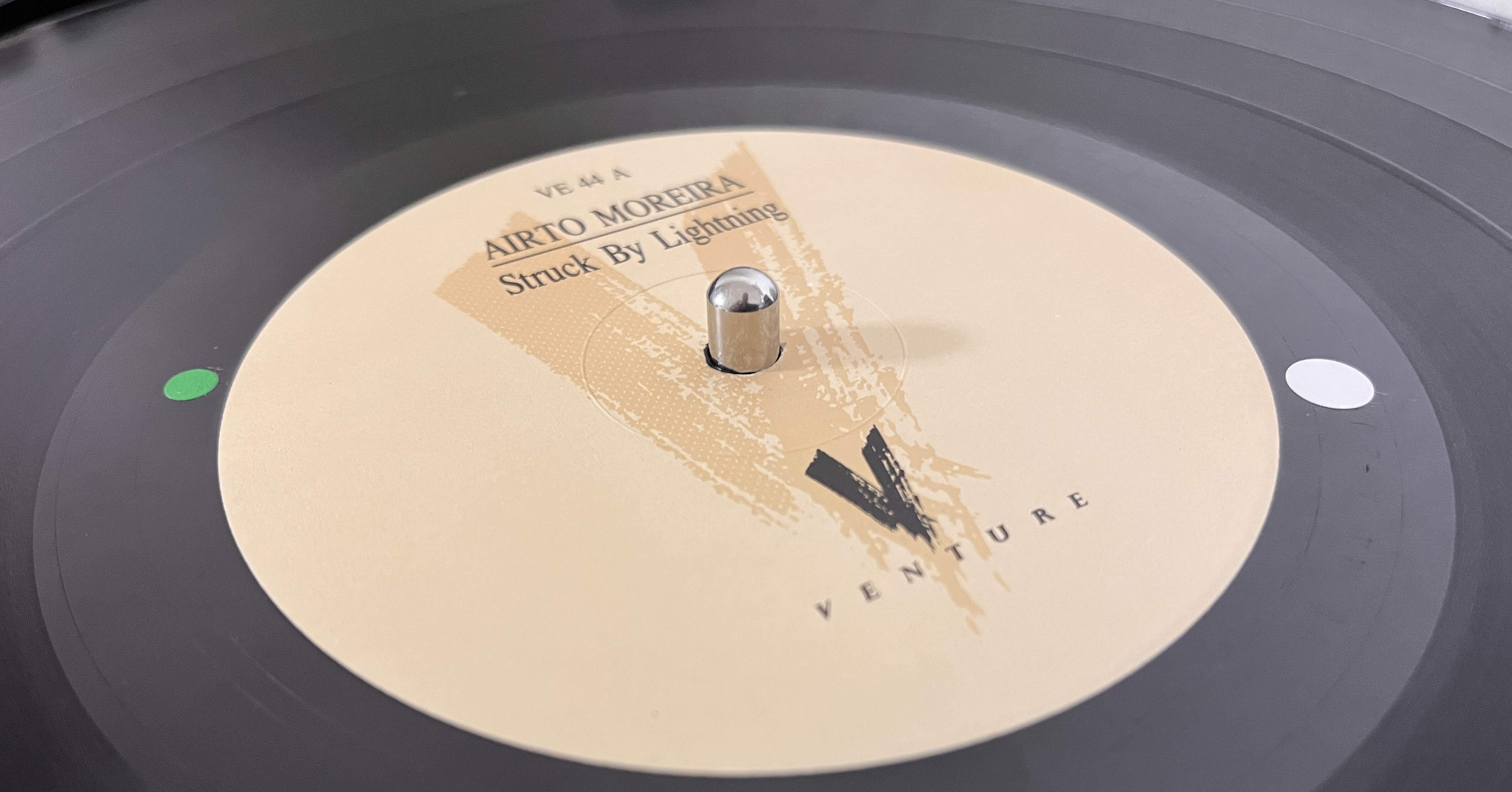 中古レコード収集とDJ文化｜レコードのランアウトに貼られたシールの謎