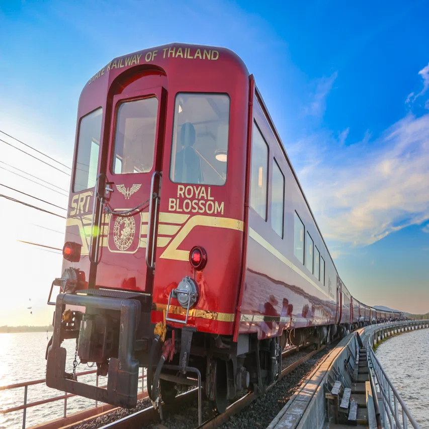 タイ“湖に浮かぶ列車ロイヤルブロッサム”：パーサック・チョンラシット