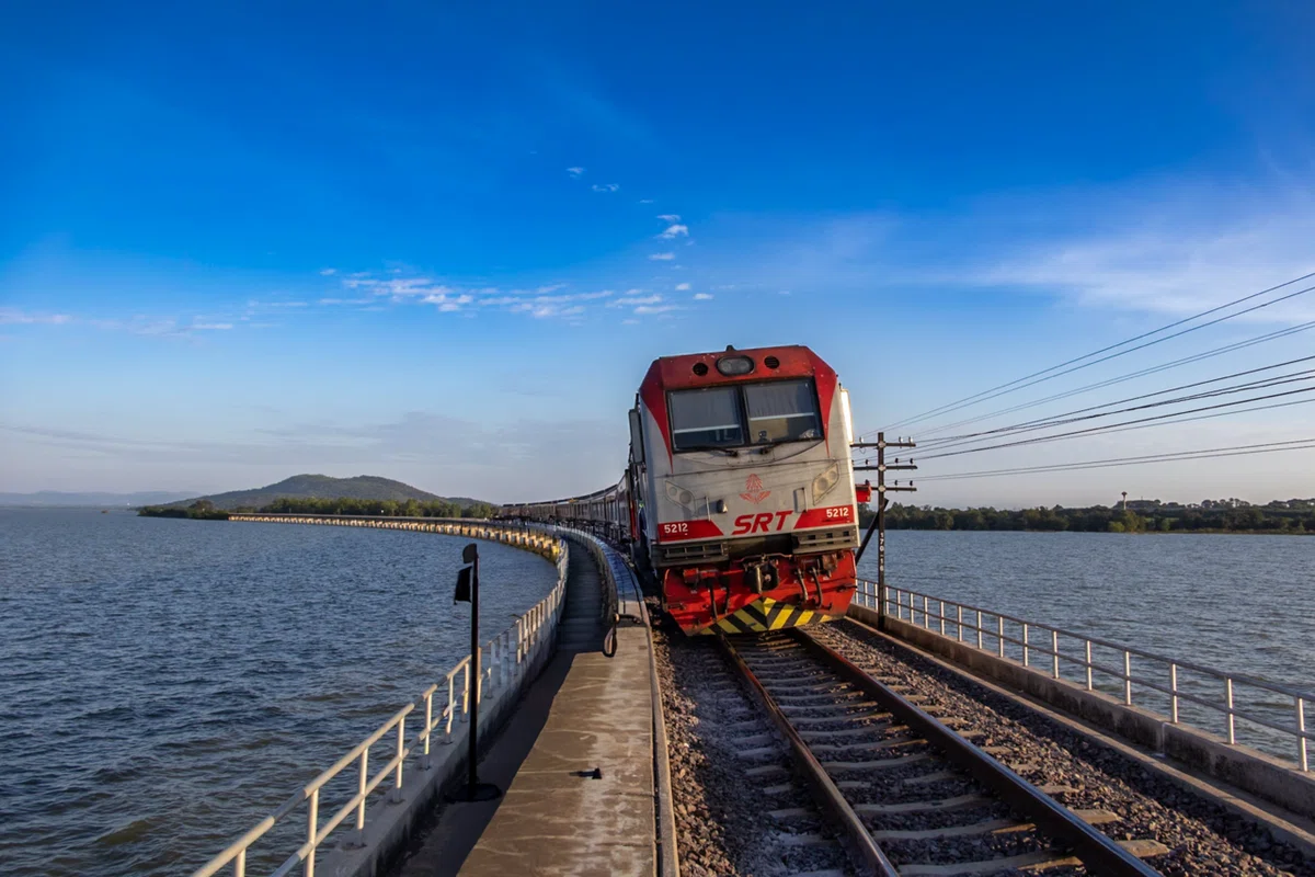 タイ“湖に浮かぶ列車ロイヤルブロッサム”:パーサック・チョンラシット・ダム湖を走る幻想の鉄道旅|senotch