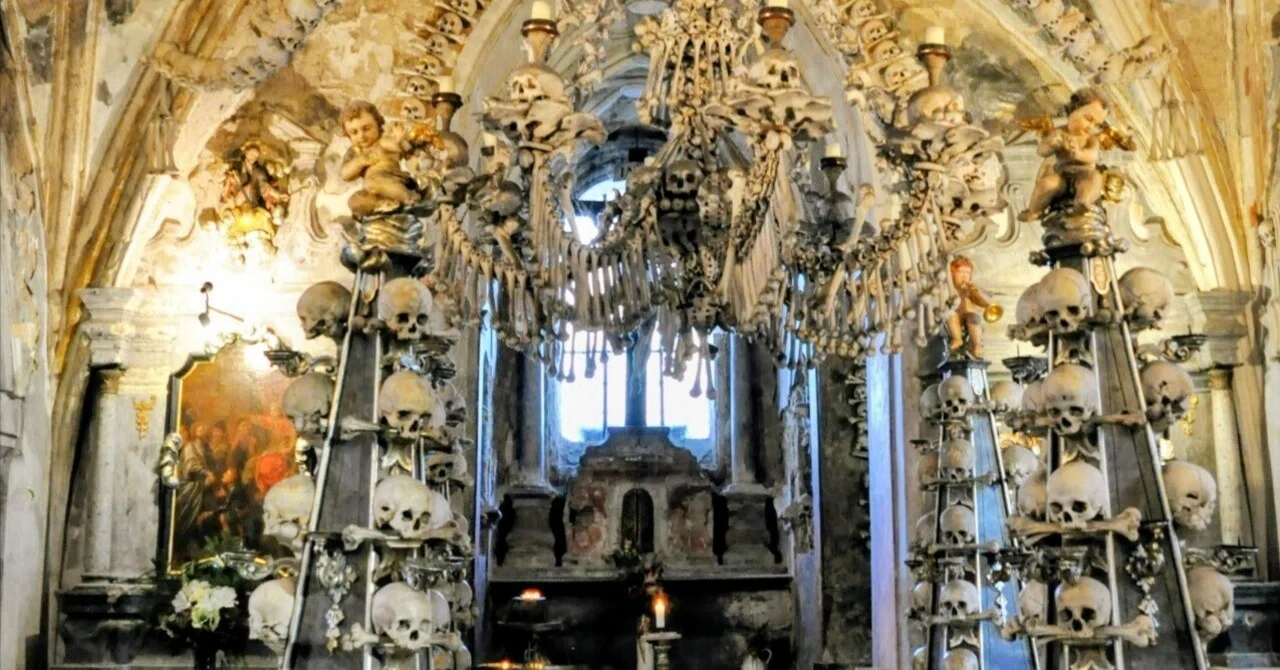 チェコ発】真冬の田舎町の恐怖☠人骨に囲まれた驚愕の教会 シトー修道