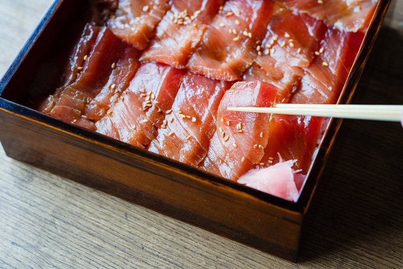 マグロの レモン醤油漬け ごはん Reizoko Ni Almonde 冷蔵庫にあるもんで Note