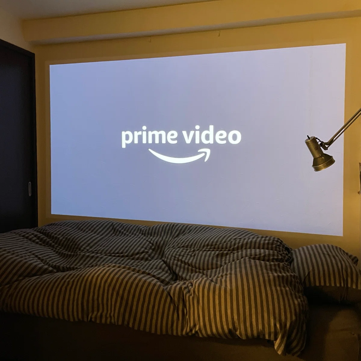 ベッド横の壁にプロジェクターを投影したところ:Amazon Prime