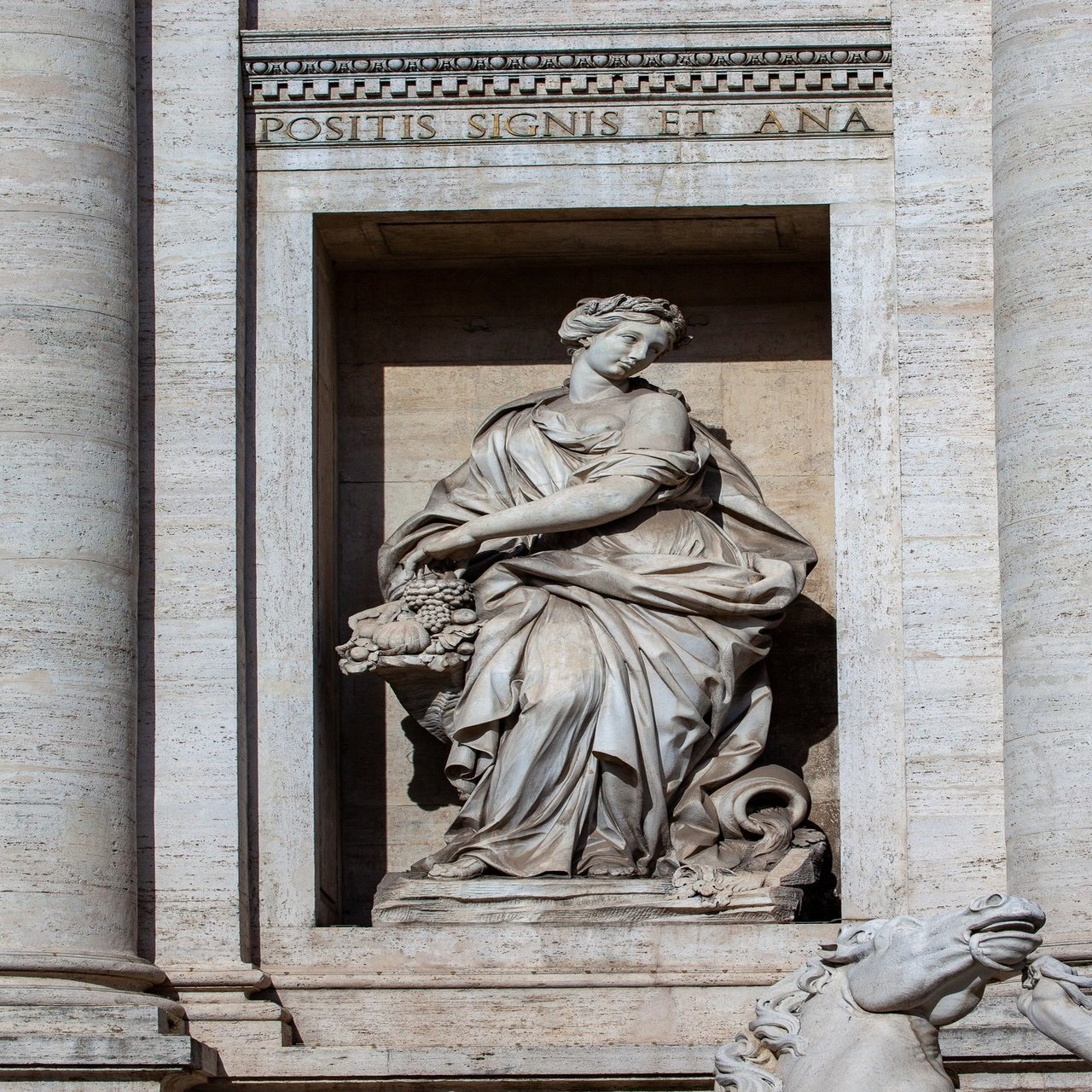 観光客がトレビの泉に飛び込み 罰金500ユーロ インテリア絵画 丸型 (ゴールド,