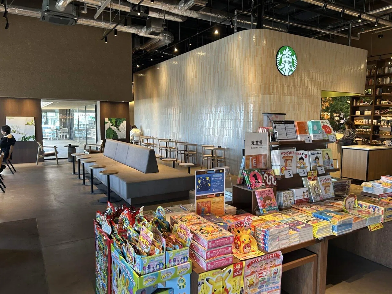 TSUTAYA BOOKSTORE 常総インターチェンジ —「本」だけじゃない、新しい