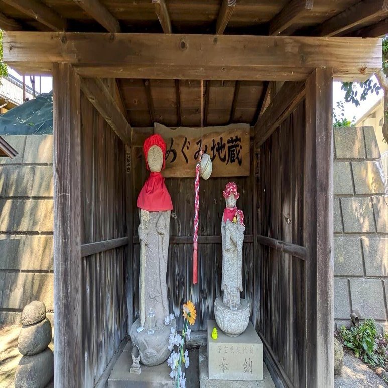 赤ちゃんを抱えた地蔵様が」近づくまで正体不明。通学路に潜む「謎