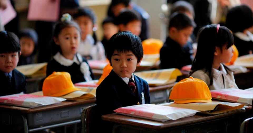 子どもの学力と家庭の所得は同型の山を描く ０ ６歳はただ自由に遊ばせて 小学校に入学してから勉強すればいい という考え方は完全なる昭和教育だ Motomi Revels Note