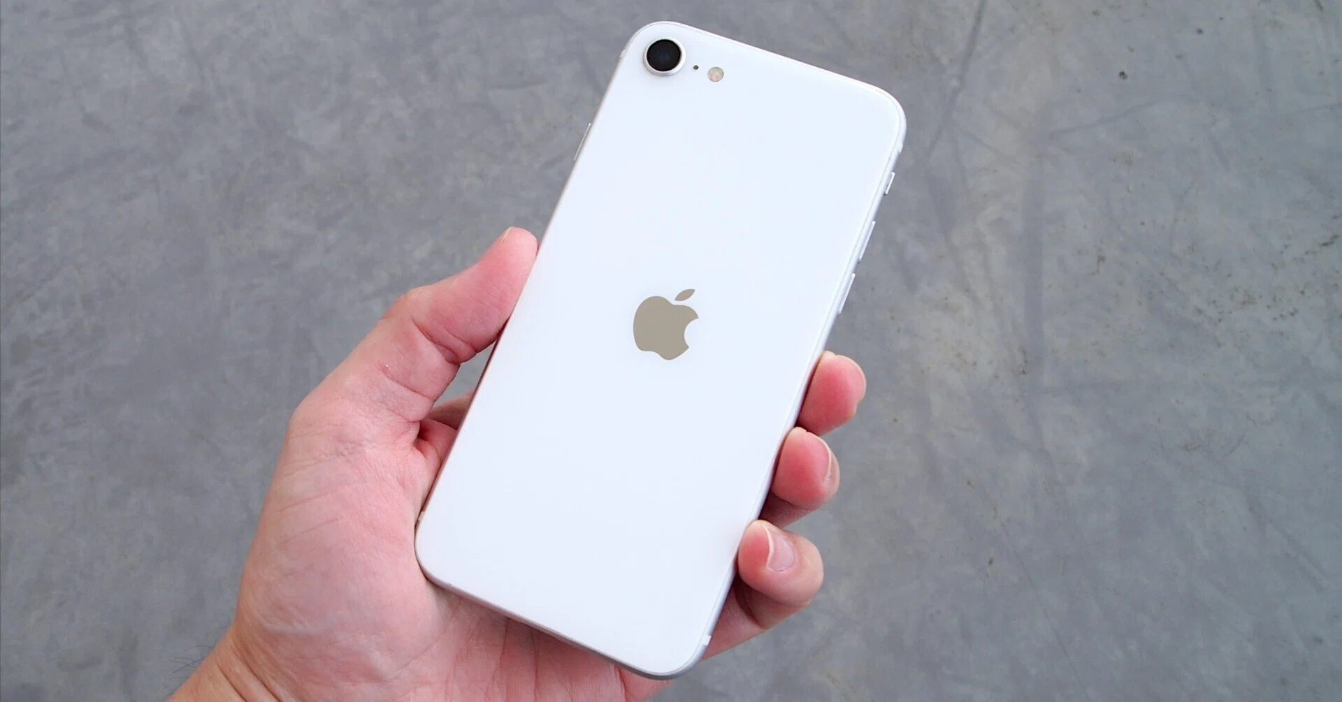 iPhone SE(第2世代)を2026年にレビューする。ホームボタン付きで