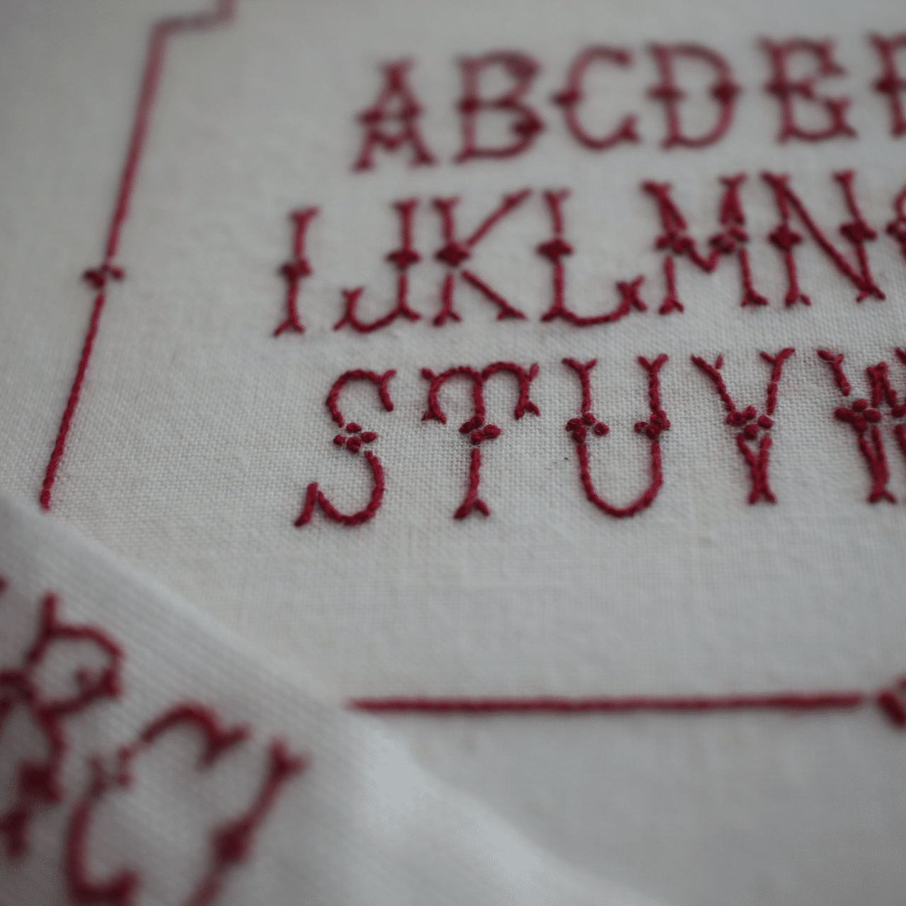 1日1文字 アルファベット刺繍のサンプラー｜刺繍デザイナー 福田彩