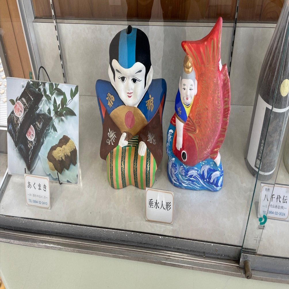 ガラスケースの中で、こちらを見る人形｜おーいおいどん