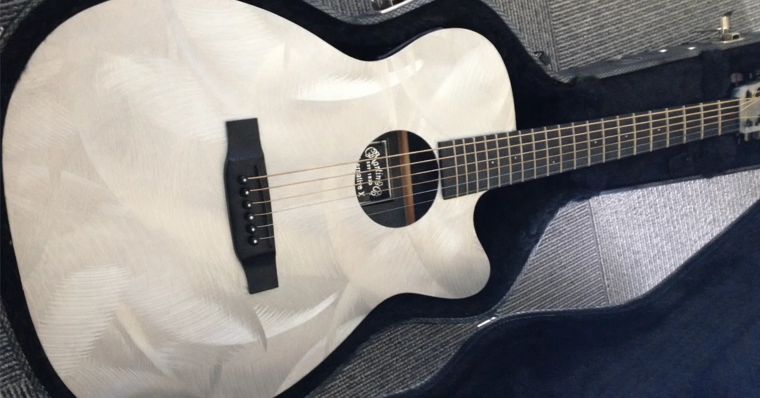 最近家ではMartin Alternative Xを弾いています｜佐藤大偉｜有限会社