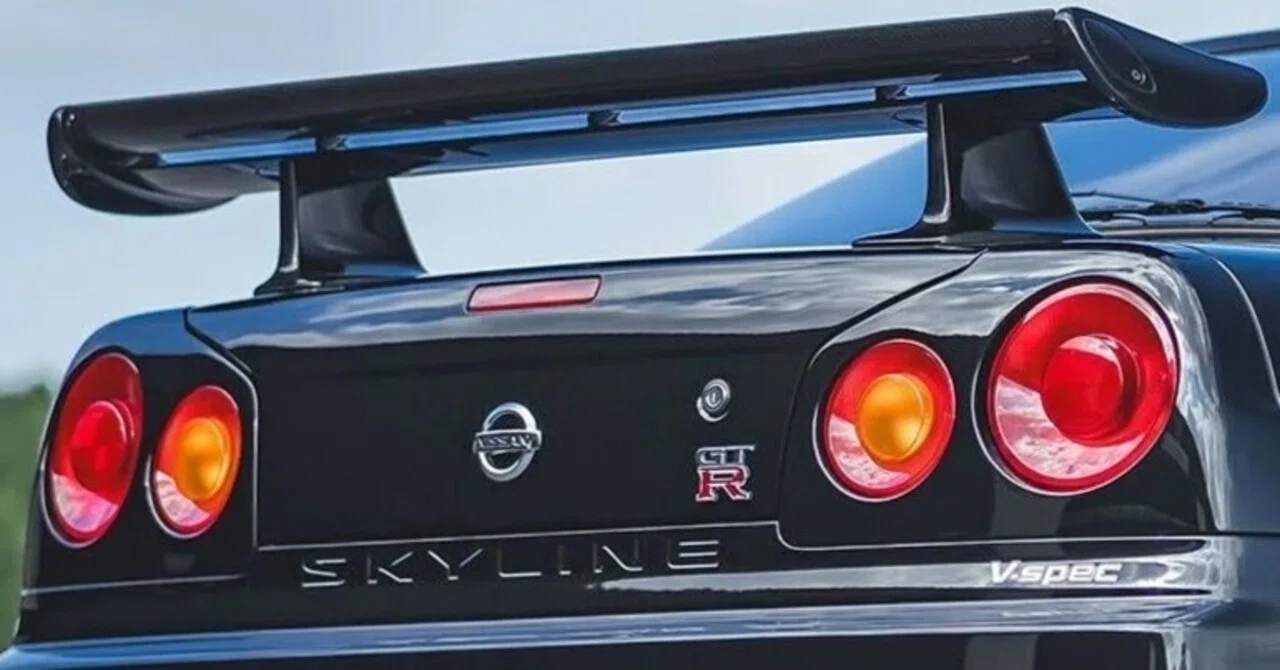 R34 GT-Rのリアビューは、ウイングがあるからこそ完成する──視線が