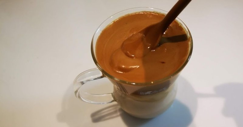 タイトルでレシピが完結するくらい簡単。珈琲,砂糖,湯をシェイクして牛乳にのせて完成するダルゴナコーヒー。