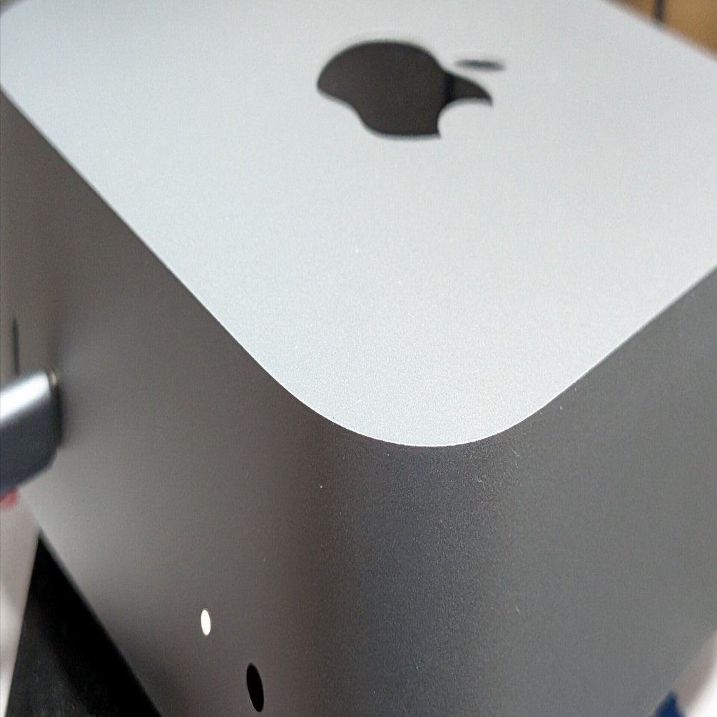 Mac miniを開封し電源ケーブルをつなぎました。｜永瀬喜久