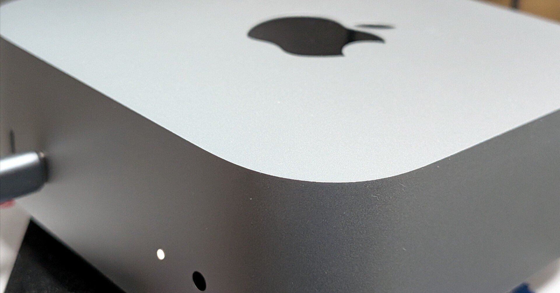 Mac miniを開封し電源ケーブルをつなぎました。|永瀬喜久 Mac miniを開封し電源ケーブルをつなぎました。|永瀬喜久