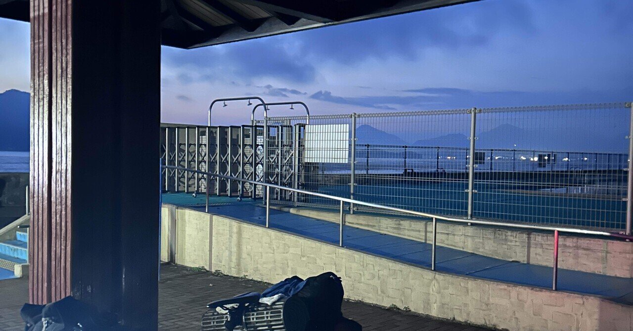 四国瀬戸内晩秋の旅15 通行人の多い夜の海岸｜8174