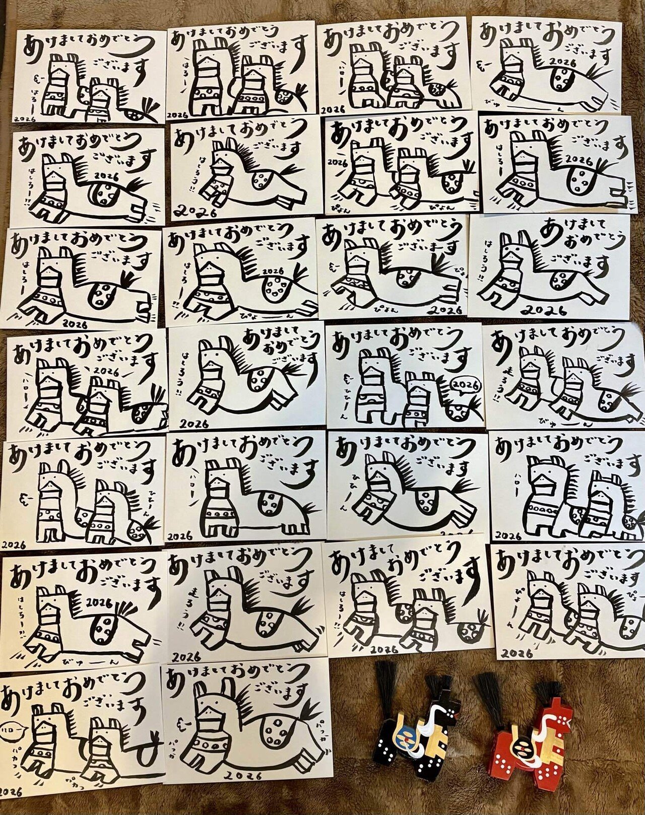 年賀状を描く深夜。8年目の手描き絵手紙は八幡馬、夫（53歳）は