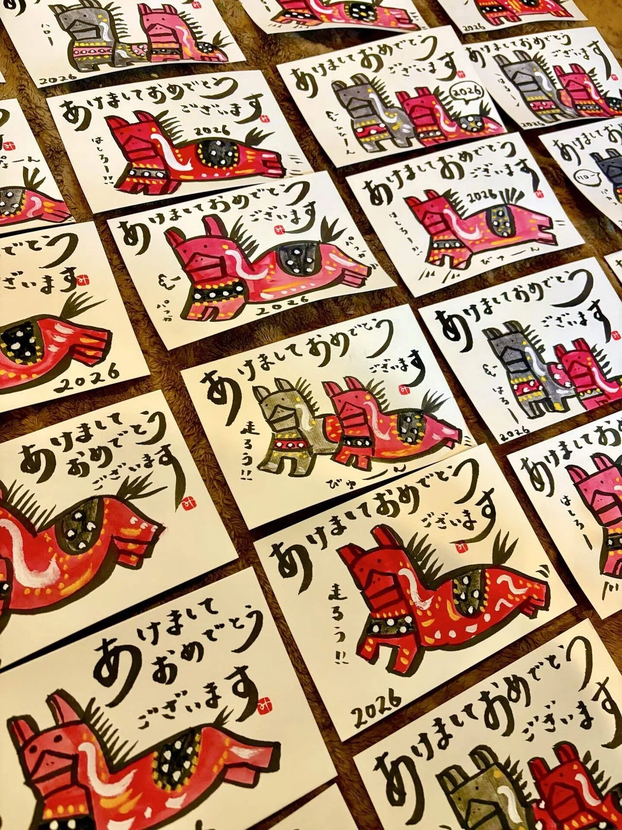 年賀状を描く深夜。8年目の手描き絵手紙は八幡馬、夫（53歳）は