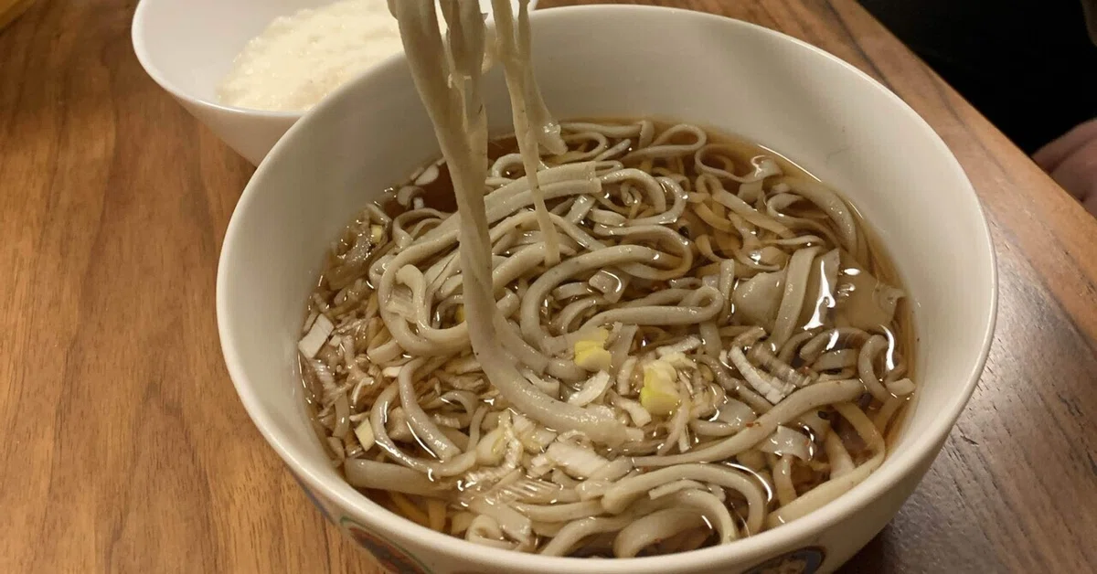 New Year's Eve - Hand-kneaded soba in a plastic bag, I tried mixing in ...