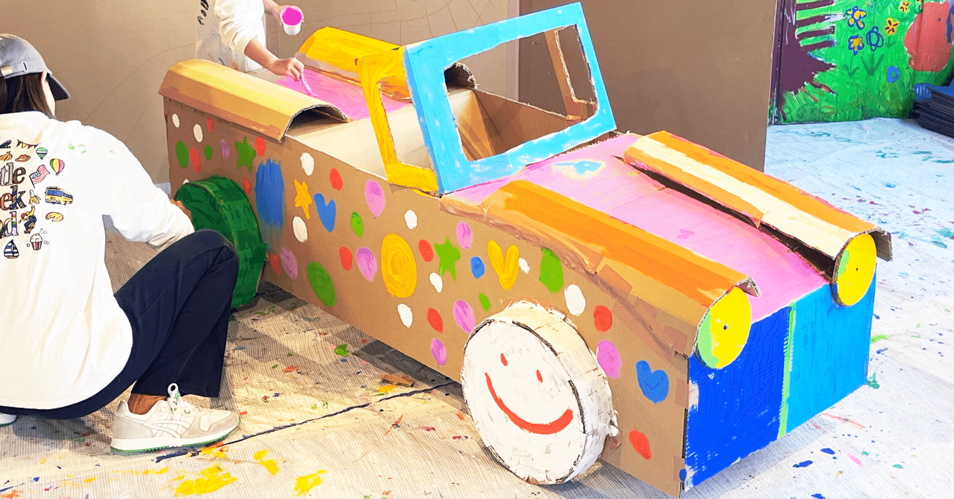 【しおたま】作画机 塗って、描いて、入り込む。ダンボールクラシックカー体験｜ワーク