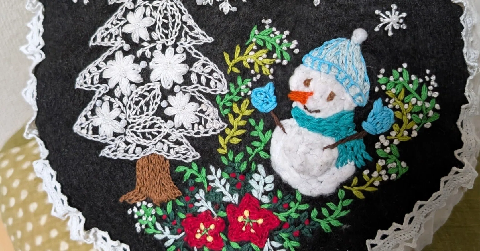 冬の刺繍〜クリスマスツリーと雪だるま｜める