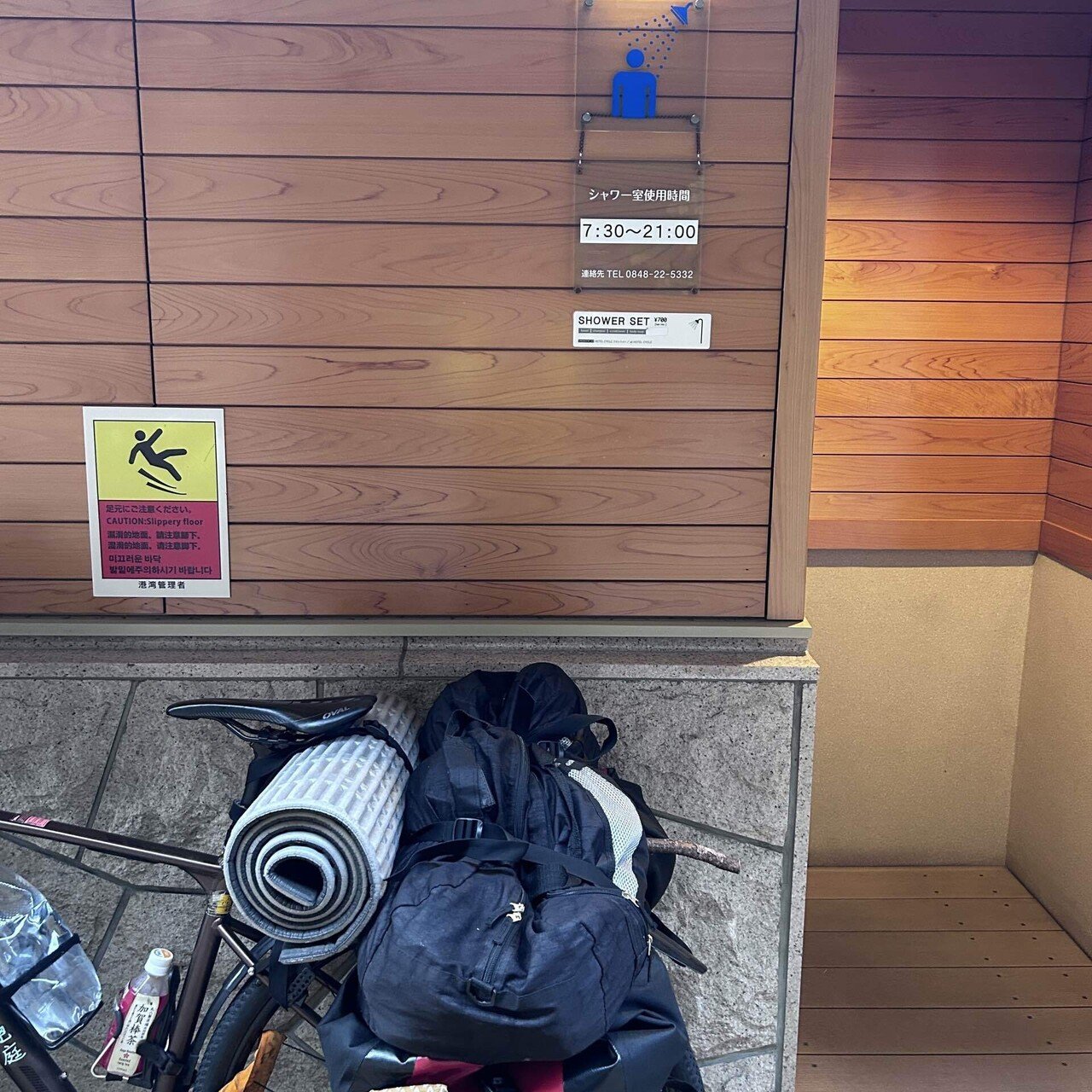 四国瀬戸内晩秋の旅15 通行人の多い夜の海岸｜8174