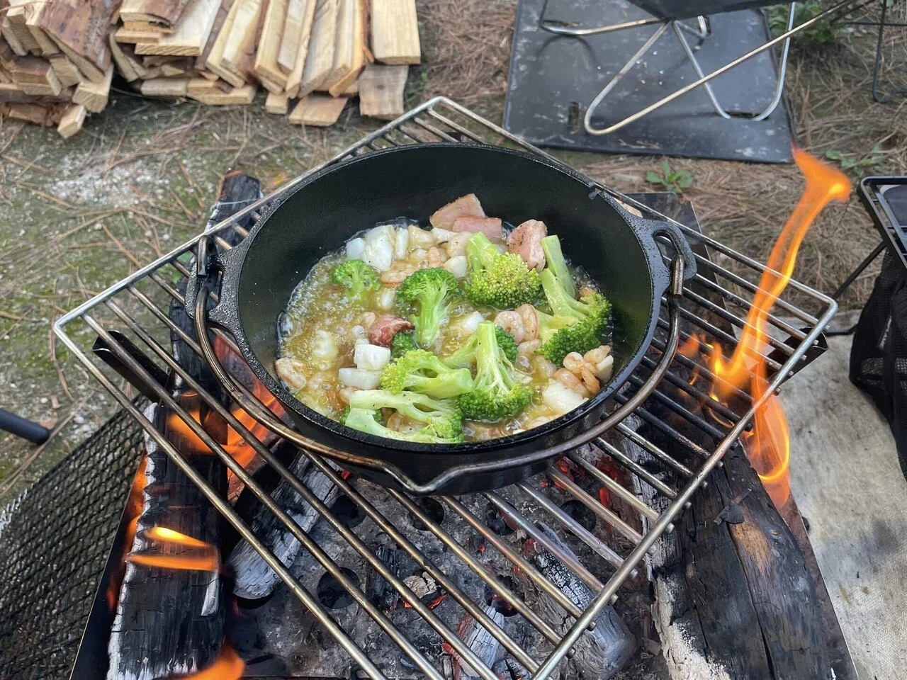 キャンプの相棒は「鉄塊」がいい。ペトロマックスのダッチオーブンが