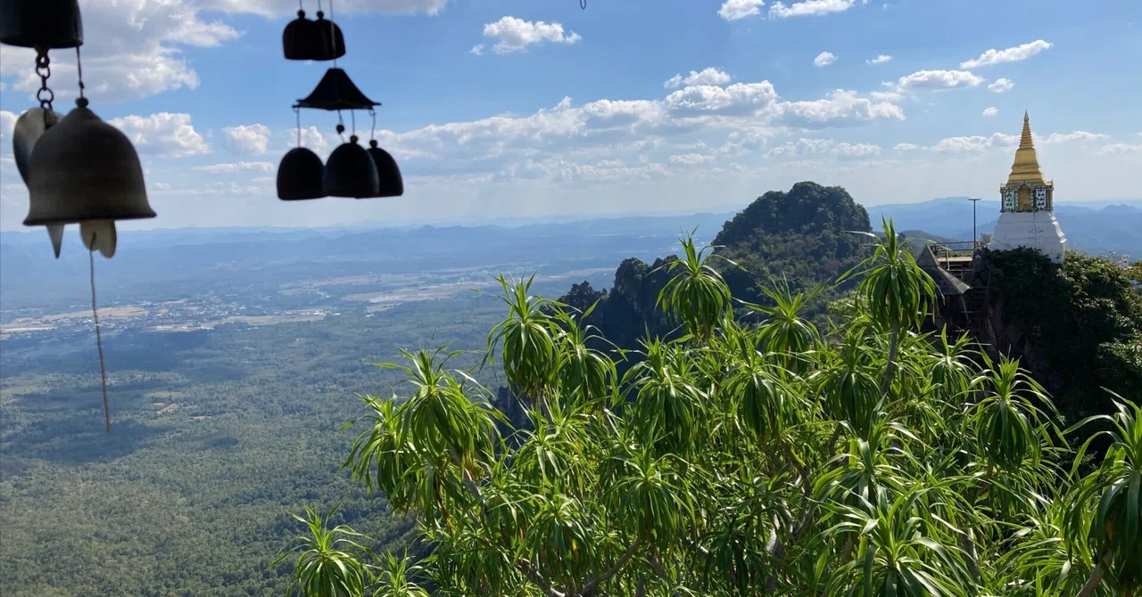 【タイ旅行🇹🇭】チェンマイからランパーン「天空の寺院」へ｜porepore