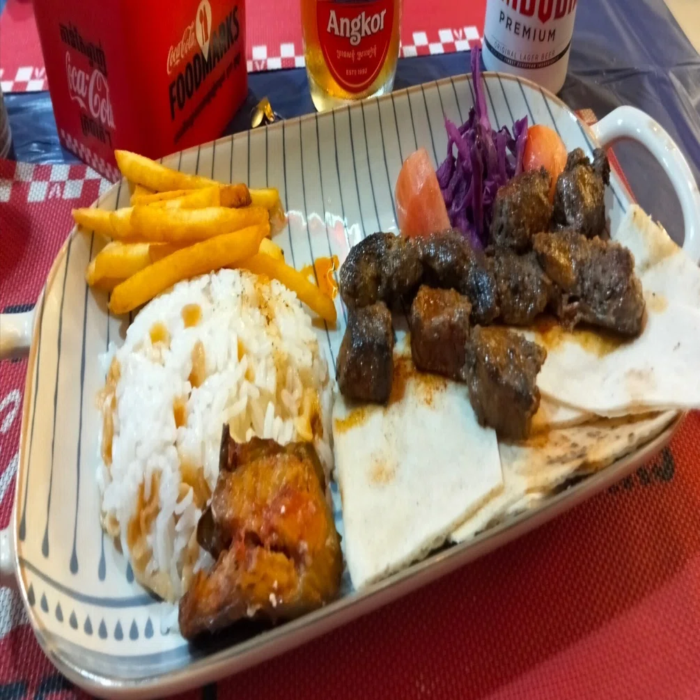 Kebab（ケバブ）一口大に切った牛肉（またはミンチ状にした肉）を金属