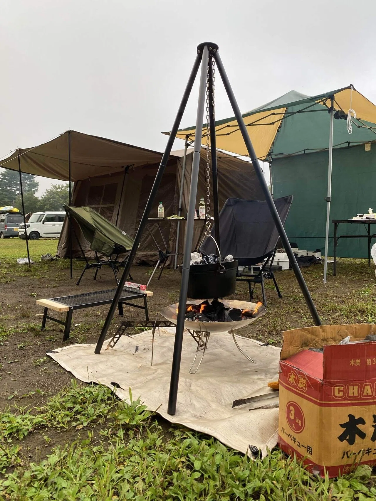 焚き火料理する時のダッチオーブンを支える道具の紹介｜shu.camping