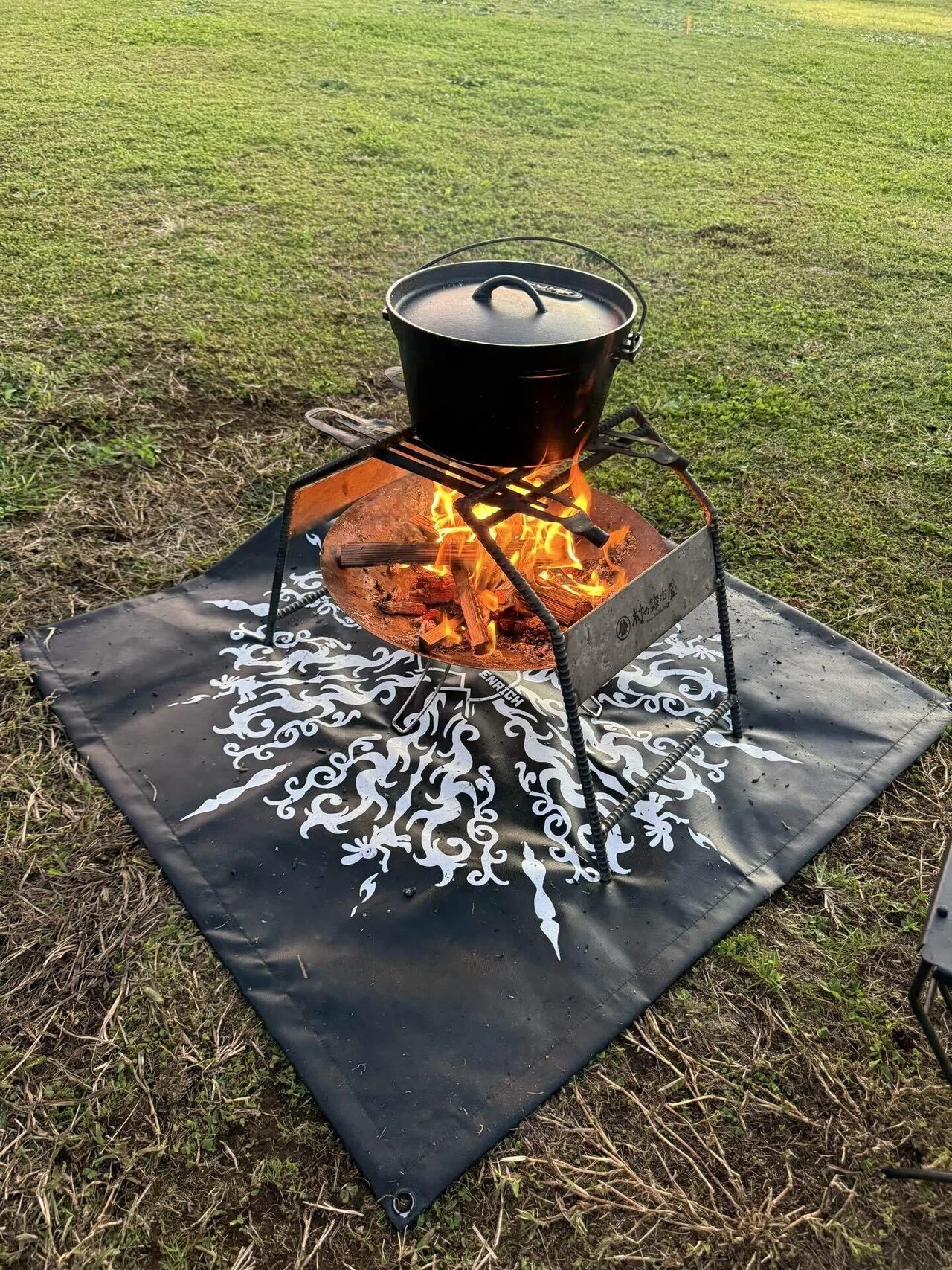 焚き火料理する時のダッチオーブンを支える道具の紹介｜shu.camping