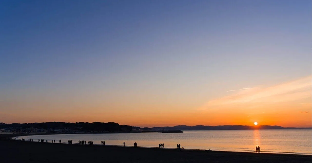 日の出 大みそかの日の出スナップ＠片瀬海岸 | α7V + TAMRON 25-200mm F2.8