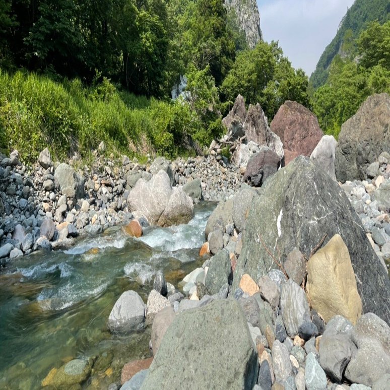 0604 清流に磨かれた原石・巨大原石・宝石「小滝川ヒスイ峡」（新潟県